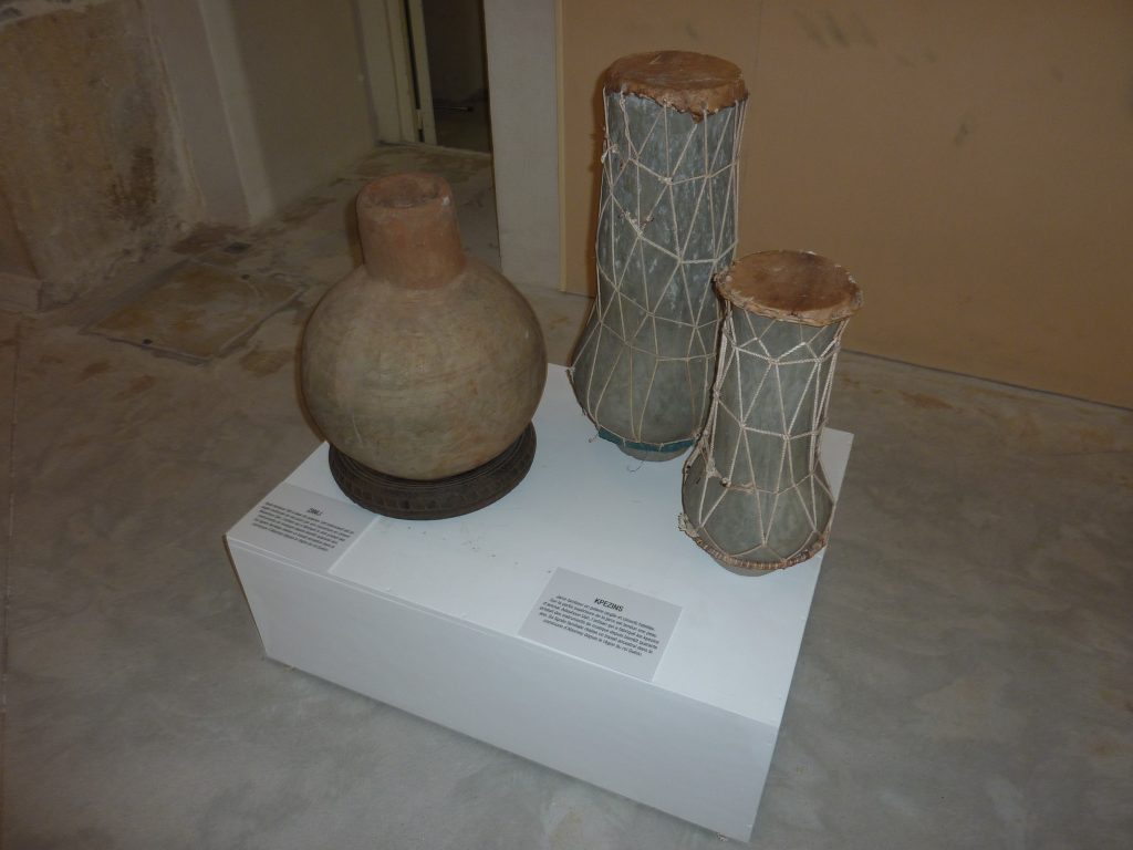 03 - Zinli (vase tambour) et Kpézins (jarre tambour)